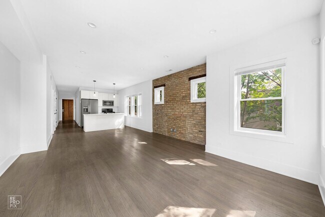 Building Photo - Sunny, Spacious and Beautifully Rehabbed i...
