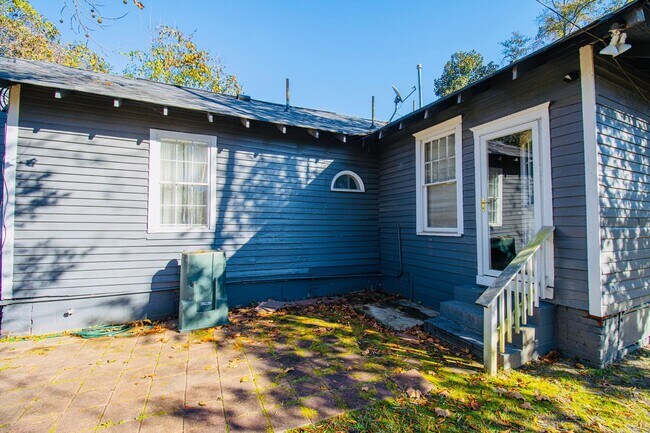 Building Photo - 3 Bedroom, 2 Bath Walking Distance to 5 Points, Close to USC - Available for the 2026-2027 School...