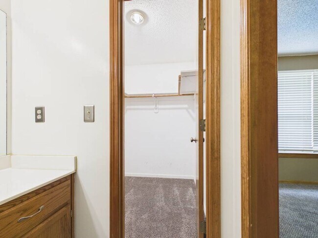Building Photo - 1213 Fox Run Dr