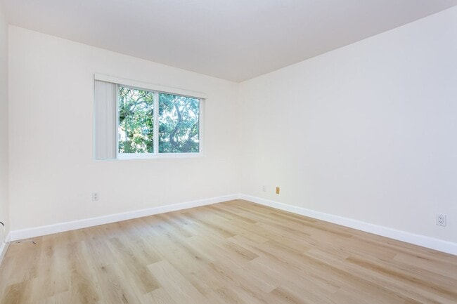 Building Photo - Second Floor Condo at the Regency Villas Community