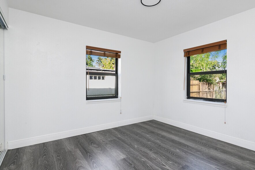 Building Photo - 233 SW 21st St