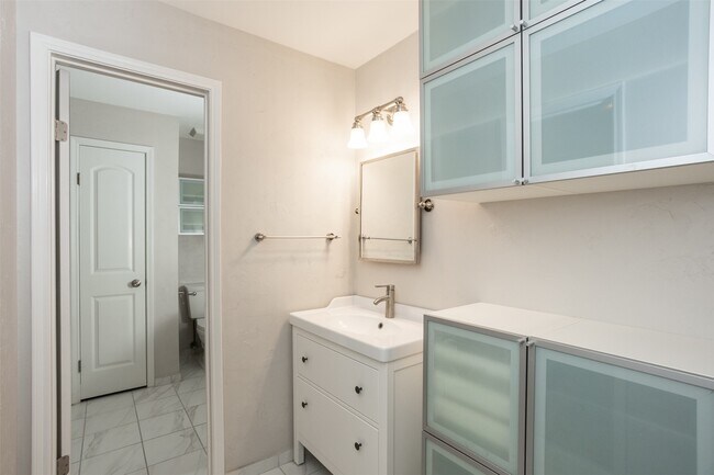 Building Photo - 9800 Pagewood Ln