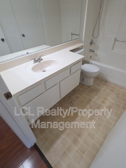 Building Photo - 28235 Encino Dr
