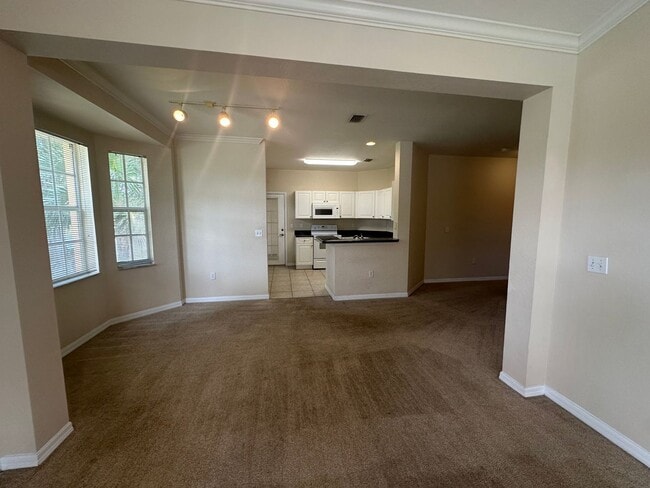 Building Photo - 4/2/2 Beautiful Condo