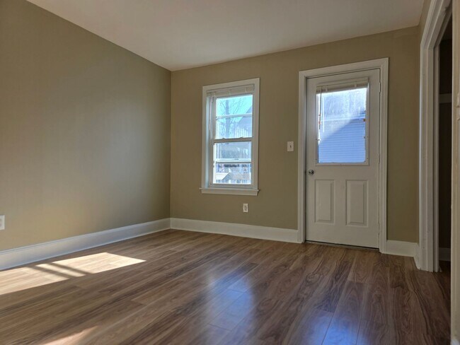 Building Photo - No Brokers Fee, In-Unit Laundry, Eat-in Kitchen, Large bedrooms, 3 Full Bathrooms