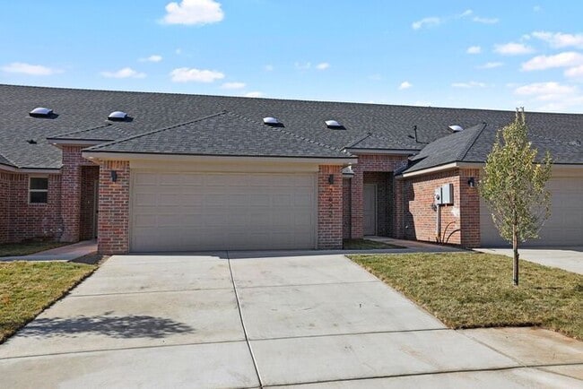 Primary Photo - 7622 Woodford Ave