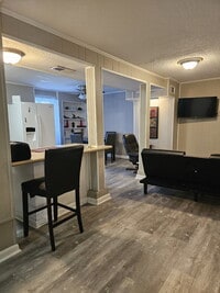 Building Photo - Furnished downstairs unit 2/1. Has pool!