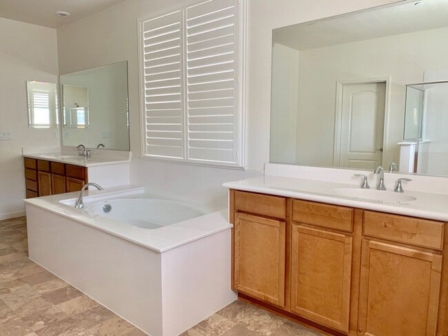 Building Photo - $6290 -- STUNNING 5 BEDROOM MODEL HOME IN NORTH FREMONT BUILT IN 2017