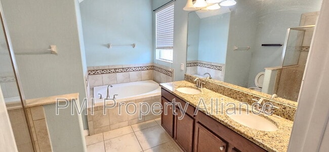 Building Photo - 15217 Evergreen Oak Loop