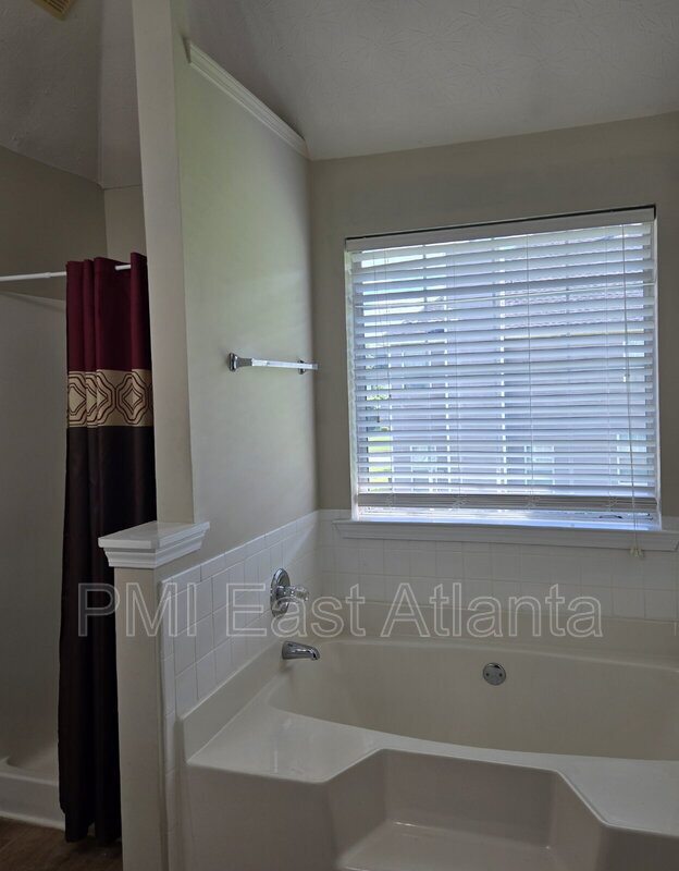 Building Photo - 70 Desota Dr