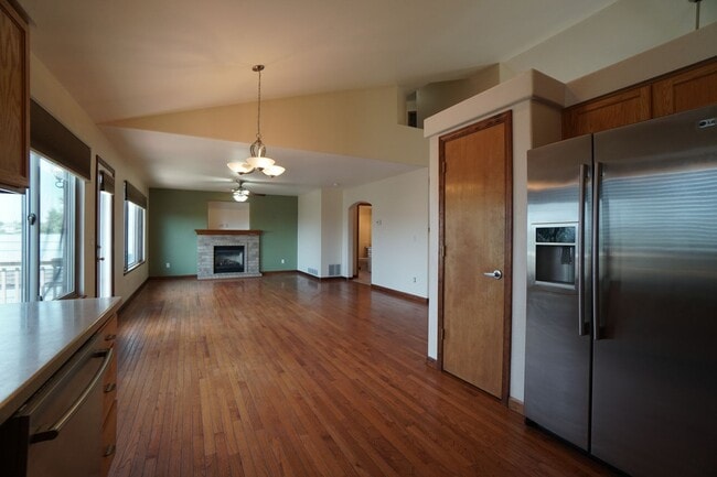 Building Photo - 4244 Round Hill Dr