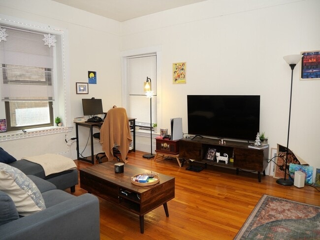 Building Photo - 1386 Beacon St