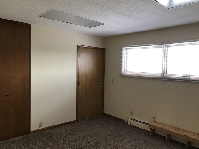 Building Photo - 1618 Maple Grove Rd