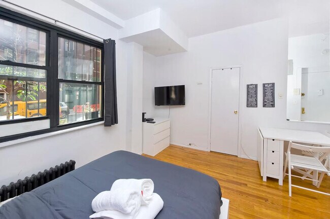 Building Photo - 1789 1st Ave