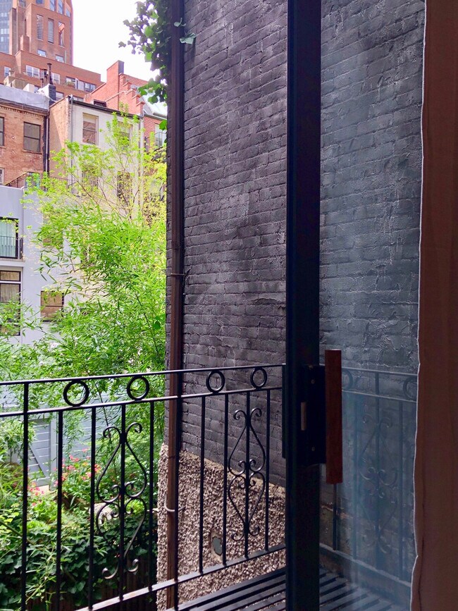 Building Photo - 126 E 37th St