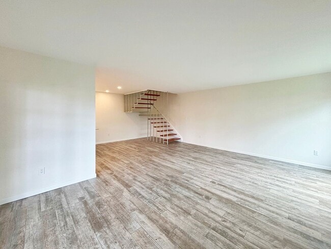 Building Photo - Beautiful 3BD/2.5BA Condo Located in Unive...