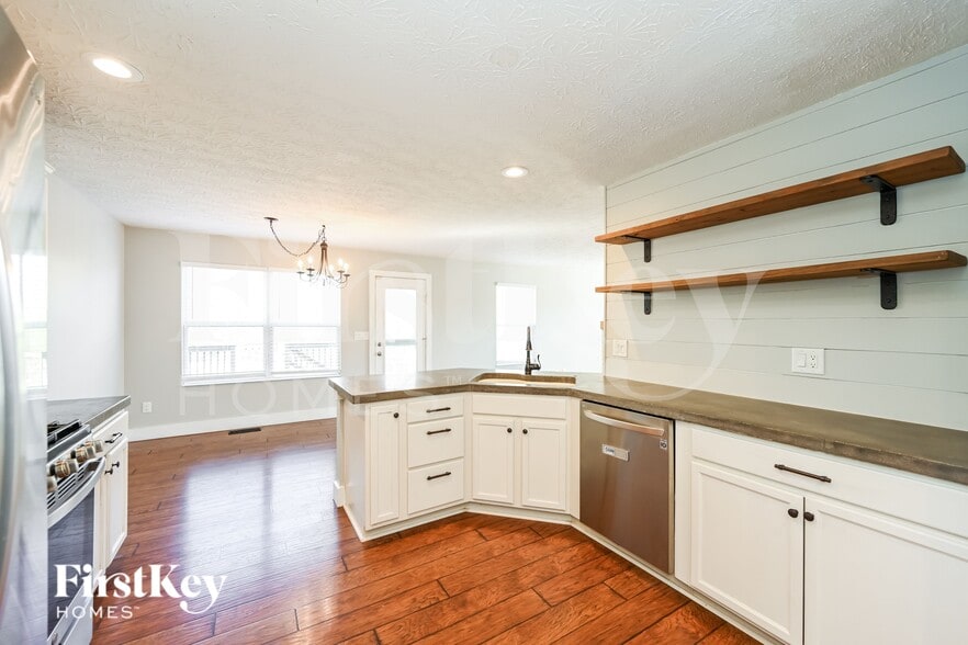 Building Photo - 671 McCormick Ln