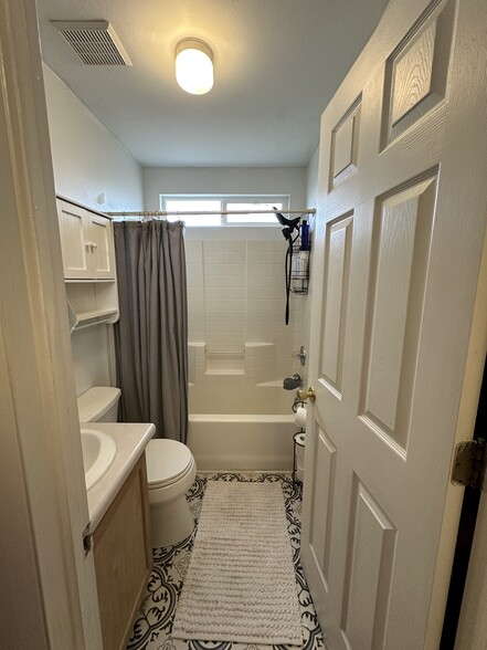 Building Photo - 1097 N Cedar Blvd