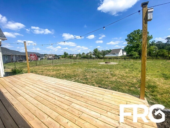 Building Photo - 200 Willow Pond Dr