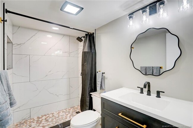 Building Photo - 331 Golfview Cir