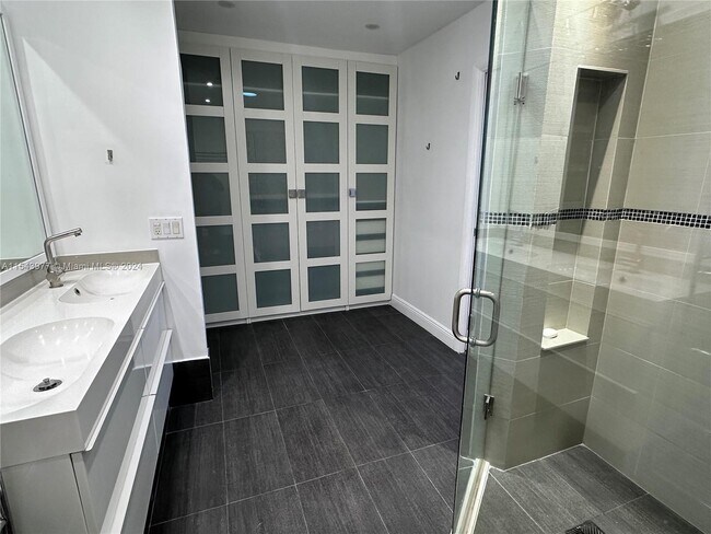 Building Photo - 547 Patio Village Way