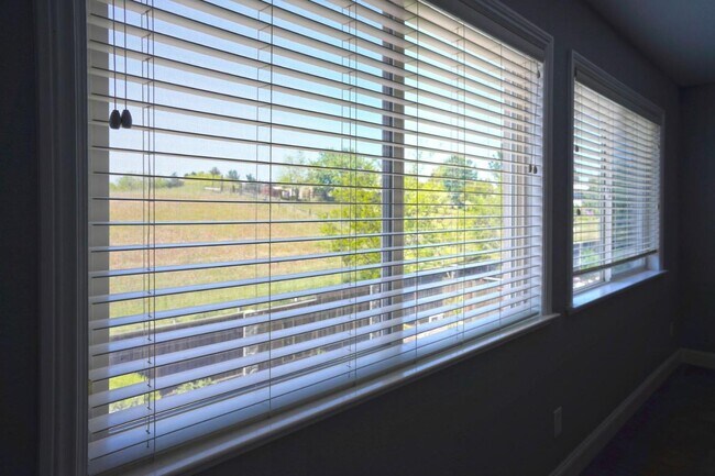 Building Photo - 1074 Vineyard Dr