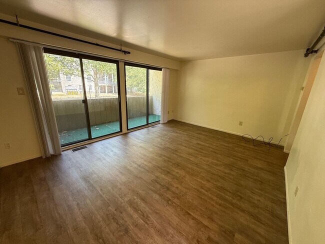 Building Photo - 3-bedroom, 1.5-bathroom townhome close to ...