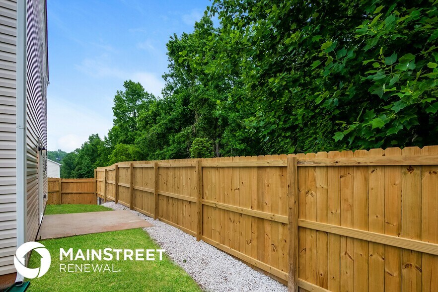 Building Photo - 544 River View Dr