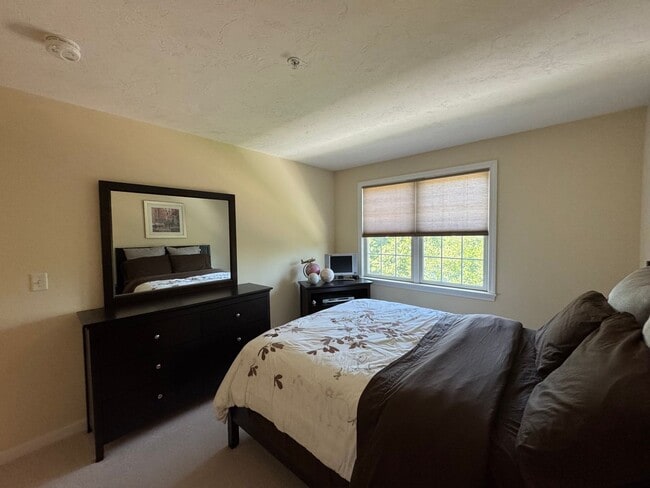 Building Photo - Updated Two-Bedroom Corner Townhouse in Lo...