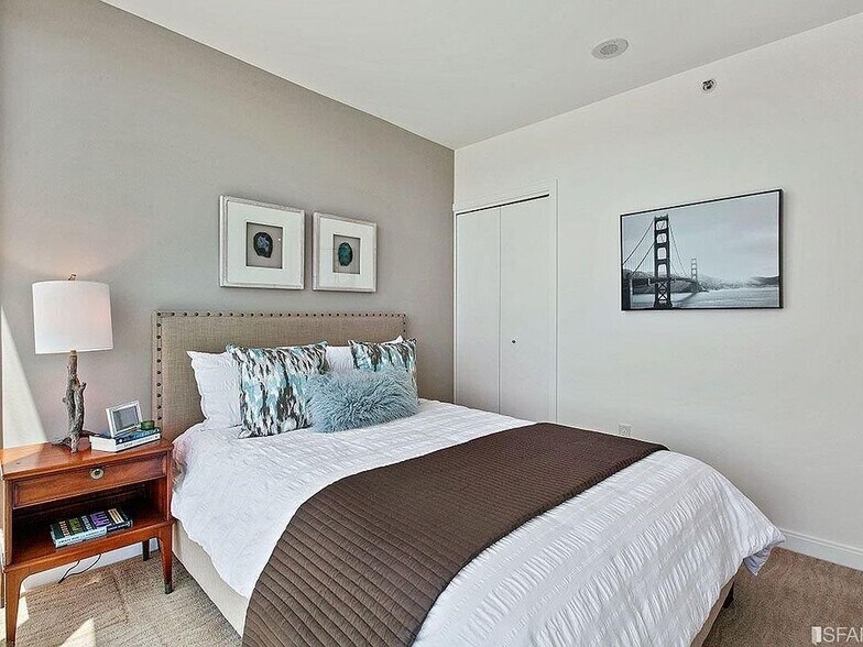 Building Photo - 425 1st St