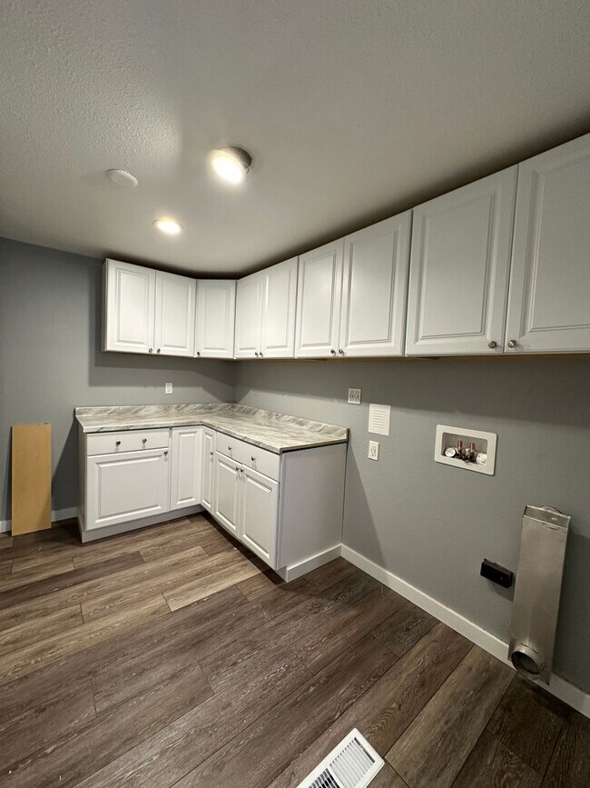 Building Photo - 2414 W. Bruneau Ave. 4 Bedroom, 2 bath!