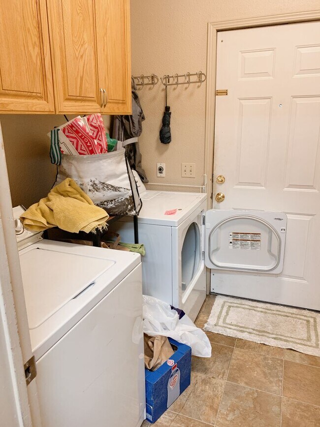 Building Photo - 313/315 Gladstone St