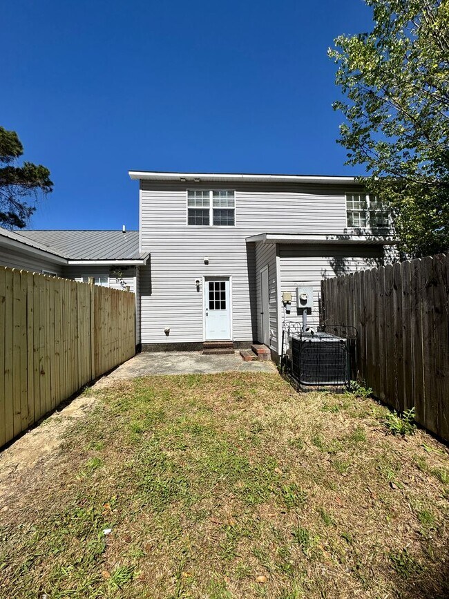 Building Photo - 2BR/2.5 Bath Townhome Minutes to Camp Lejuene