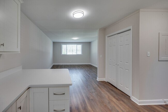 Building Photo - 405 Figuers Dr
