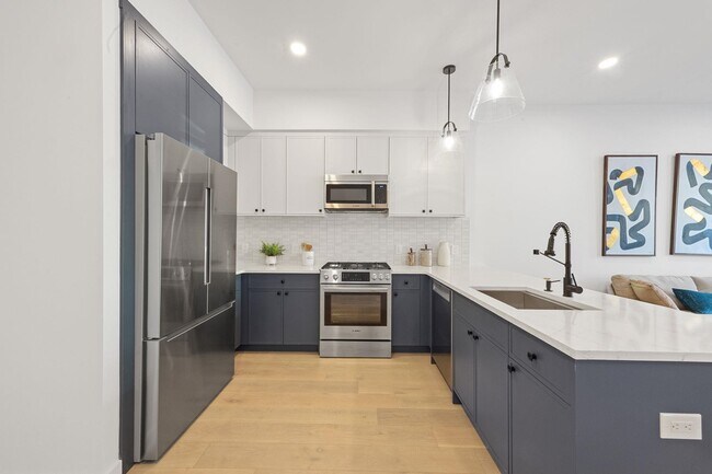 Building Photo - 425 3rd St