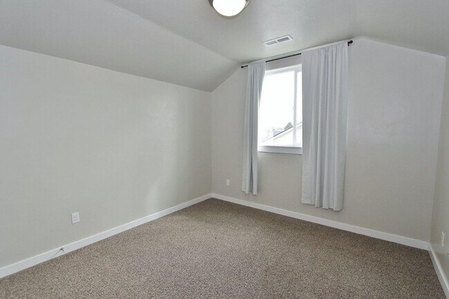 Building Photo - Spacious Home in Quiet Neighborhood