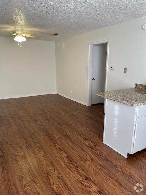 Building Photo - 3216 Matthews Dr