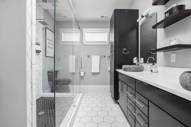 Building Photo - 1616 Pleasant St