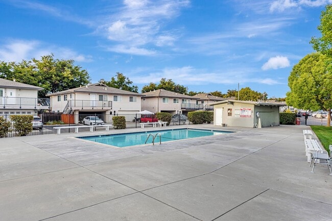 Building Photo - 2 Story Condo in Charry Plaza HOA
