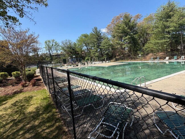 Building Photo - Coming Soon! Beautiful Townhome in Seven Oaks!