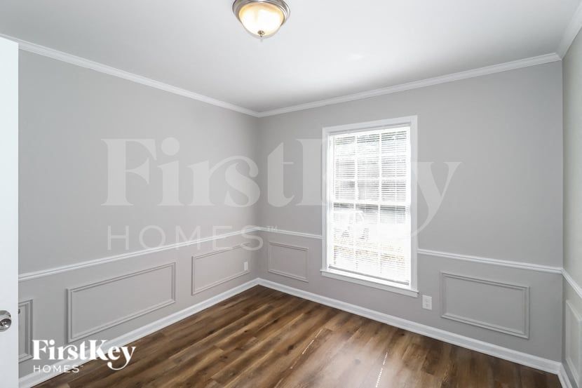 Building Photo - 5130 Kingswood Cir