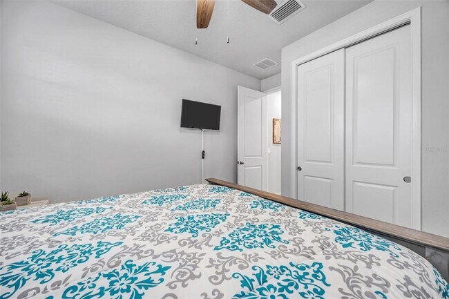 Building Photo - 5886 Timberdale Ave