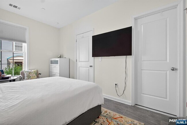 Building Photo - 283 Bradley Dr