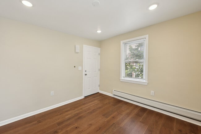 Building Photo - 325 7th St