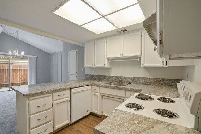 Building Photo - Beautiful duplex locate in Sacramento!