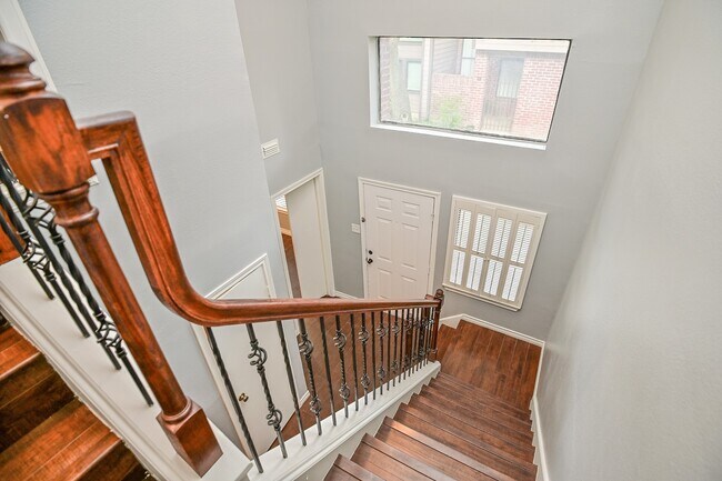 Building Photo - 7447 Cambridge St