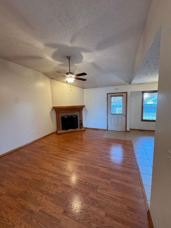 Building Photo - 841 S Hazelnut Ave