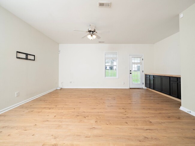 Building Photo - 3 Bed | 2.5 Bath End Unit Townhome in Abbi...