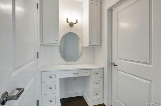 Building Photo - 10 Byron Pl