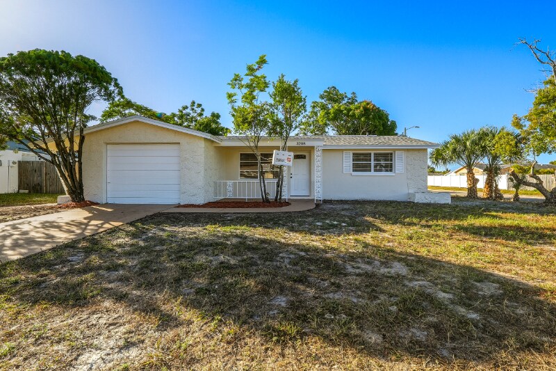 Primary Photo - 3208 Holiday Lake Dr